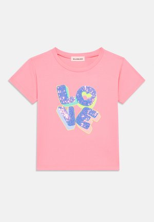 Rosa t-skjorte med korte ermer som har ordet "LOVE" i fargerike, teksturerte bokstaver med skinnende finish og kontrasterende kontur.