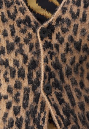 Cardigan duveteux imprimé léopard marron et noir avec deux boutons noirs au centre devant.