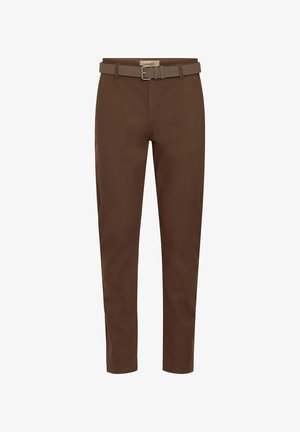 Barna nadrág, testhezálló fazonnal, sima anyagból készült, illeszkedő övvel, ezüst csattal és oldalsó zsebekkel.