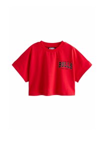 Crvena skraćena majica od pamuka s kratkim rukavima i okruglim izrezom. Na njoj je crni natpis "Chicago BULLS".