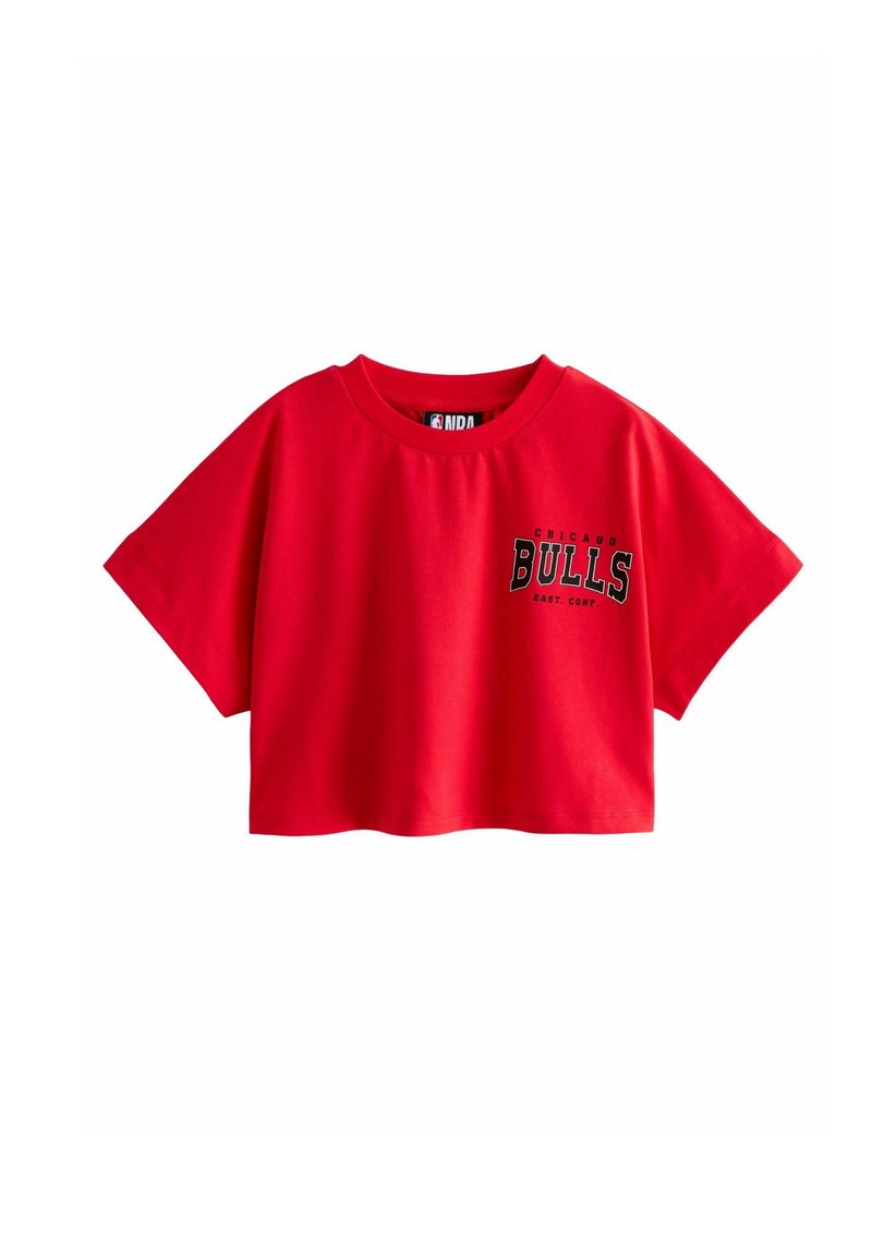 Crvena skraćena majica od pamuka s kratkim rukavima i okruglim izrezom. Na njoj je crni natpis "Chicago BULLS".