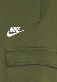 Nike Sportswear SPORTSWEAR CLUB FLEECE - Calças de fato de treino - rough green/white