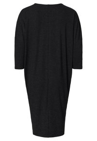 Vestido negro de gran tamaño hecho de una tela suave. Escote redondo y mangas de tres cuartos, con una silueta relajada y cónica, y detalle de costura central.