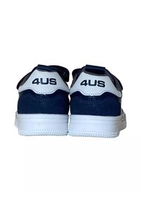 Sneaker blu e bianchi con una texture morbida, dotate di una fascia larga e del marchio "4US" sul tallone, con suola in gomma bianca.