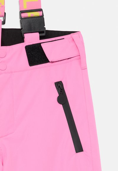Jasně růžové sněžné kalhoty s nastavitelnými černými kšandami, zipovou kapsou a suchým zipem, vyrobené z elegantního, voděodolného materiálu.