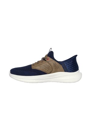 Zapatilla deportiva en azul marino y marrón con malla transpirable, paneles laterales perforados, suela blanca acolchada y tirador en la lengüeta y el talón.