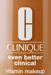 Clinique Even Better Clinical vitamin makeup i en brun flaska med vit text som har en framträdande logotyp och produktnamn. Slät konsistens.