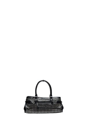 Schwarze Handtasche mit doppelten Henkeln, dekoriert mit mehreren runden silbernen Nieten und einer zentralen Reißverschlusstasche auf der Vorderseite.