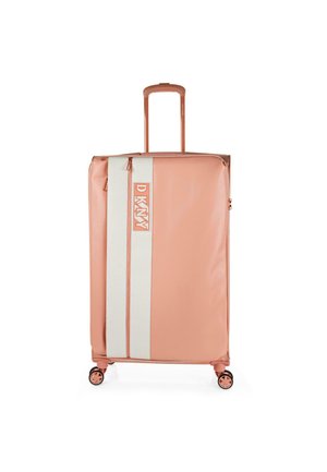Maleta dura rosa con una franja blanca, que presenta un logo, dos cremalleras, un asa retráctil y cuatro ruedas giratorias.