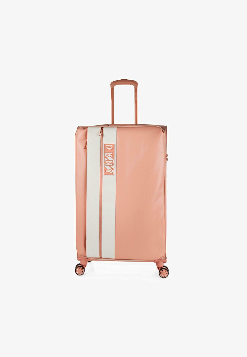 Maleta dura rosa con una franja blanca, que presenta un logo, dos cremalleras, un asa retráctil y cuatro ruedas giratorias.