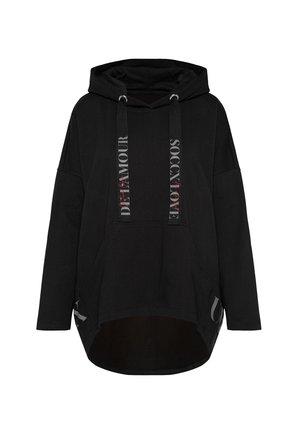 Schwarzer, übergroßer Kapuzenpullover aus weichem Stoff, der lange Ärmel, eine Kängurutasche und markante Kordeln mit aufgedrucktem Text aufweist.