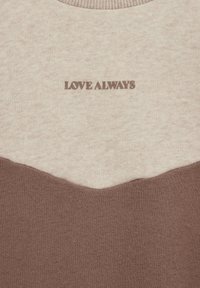 Sveter s dvojfarebným dizajnom, s krémovým horným dielom a hnedou spodnou časťou. Na hornej časti je potlač "LOVE ALWAYS" hnedou farbou.