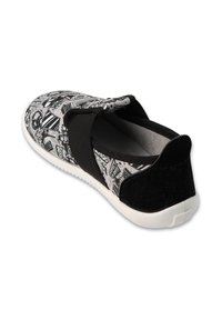 Czarno-białe buty z materiałową cholewką prezentującą graficzny wzór, elastycznym paskiem i teksturowanym czarnym tyłem; gumowa podeszwa.