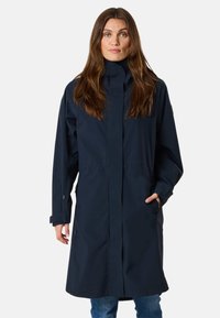 Cappotto impermeabile blu navy con colletto alto, maniche lunghe e tasche laterali, caratterizzato da una forma dritta e un design minimalista.