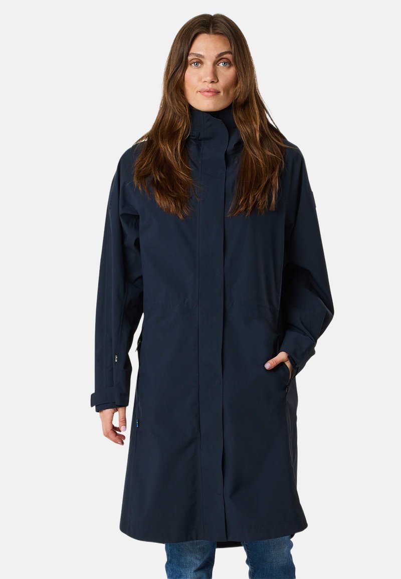Cappotto impermeabile blu navy con colletto alto, maniche lunghe e tasche laterali, caratterizzato da una forma dritta e un design minimalista.
