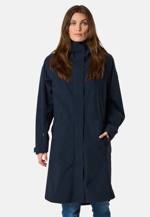Marineblå vandtæt frakke med høj krave, lange ærmer og sidelommer, der har en lige pasform og et minimalistisk design.