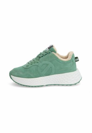 Sneakers verdi in suede con fodera beige pelosa, dettaglio del logo rotondo e suola bianca testurizzata. Presentano un design con lacci e un linguetta per il tallone.