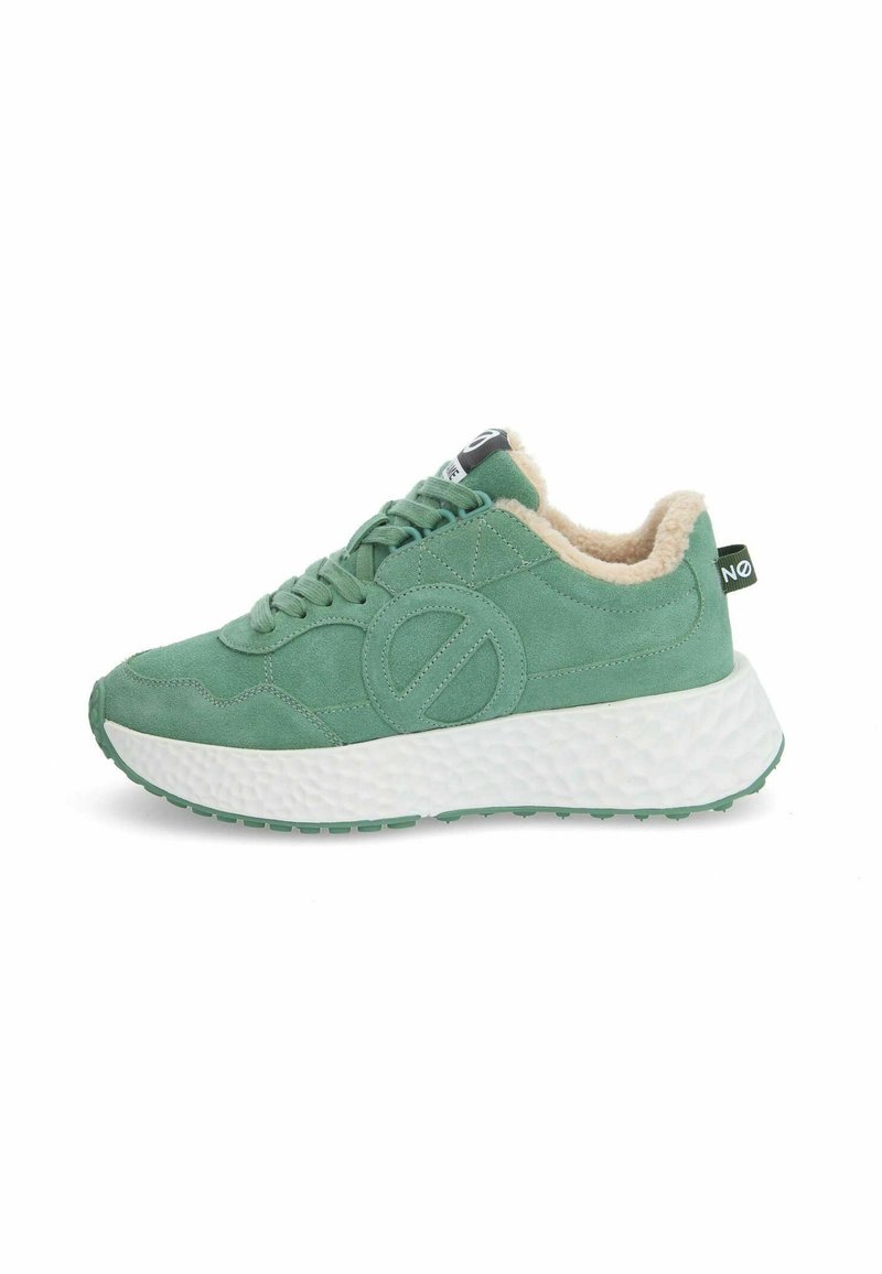 Baskets en daim vert avec une doublure moelleuse beige, détail de logo rond et semelle texturée blanche. Présente un design à lacets et une languette.