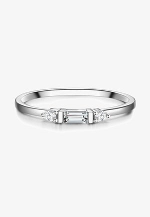 Bague en argent avec un anneau présentant un diamant central taille émeraude rectangulaire, flanqué de deux petits diamants ronds de chaque côté.