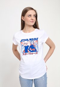Camiseta blanca de algodón con un gráfico colorido de "Star Wars" que presenta dos personajes, contorneados en azul y rojo, sobre un fondo brillante.