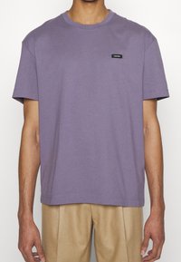 Calvin Klein Jednoduché tričko - purple