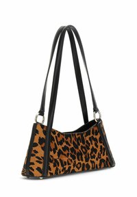 Borsetta con stampa leopardata, dotata di manici in sintetico nero, forma angolare, texture morbida e dettagli in metallo argentato sugli attacchi delle cinghie.