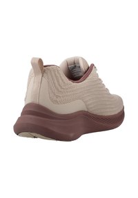Beige sneaker met een gebreide bovenkant met textuur, gevoerde hals en bordeauxaccenten, voorzien van een dikke, met schuim gevulde zool voor comfort.