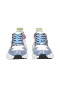 Vícebarevné sportovní boty s lesklým modro-bílým svrškem, texturovanými akcenty zvířecího vzoru a modrými, růžovými a zelenými detaily.