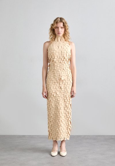 Beige ærmeløs kjole med et tekstureret design af lagdelte firkantede stofstykker, knælængde, lige silhuet og subtil glans.