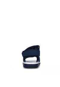Sandal in blu navy con suola bianca, dotata di cinturini regolabili in velcro e plantare imbottito per il comfort. Vista posteriore, design minimalista.