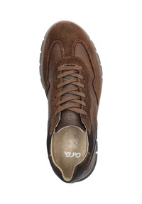 Bruine leren en suede vetersneaker met een gevoerde beige binnenkant met het label "High Soft" en een gestructureerde zwarte hielpaneel.