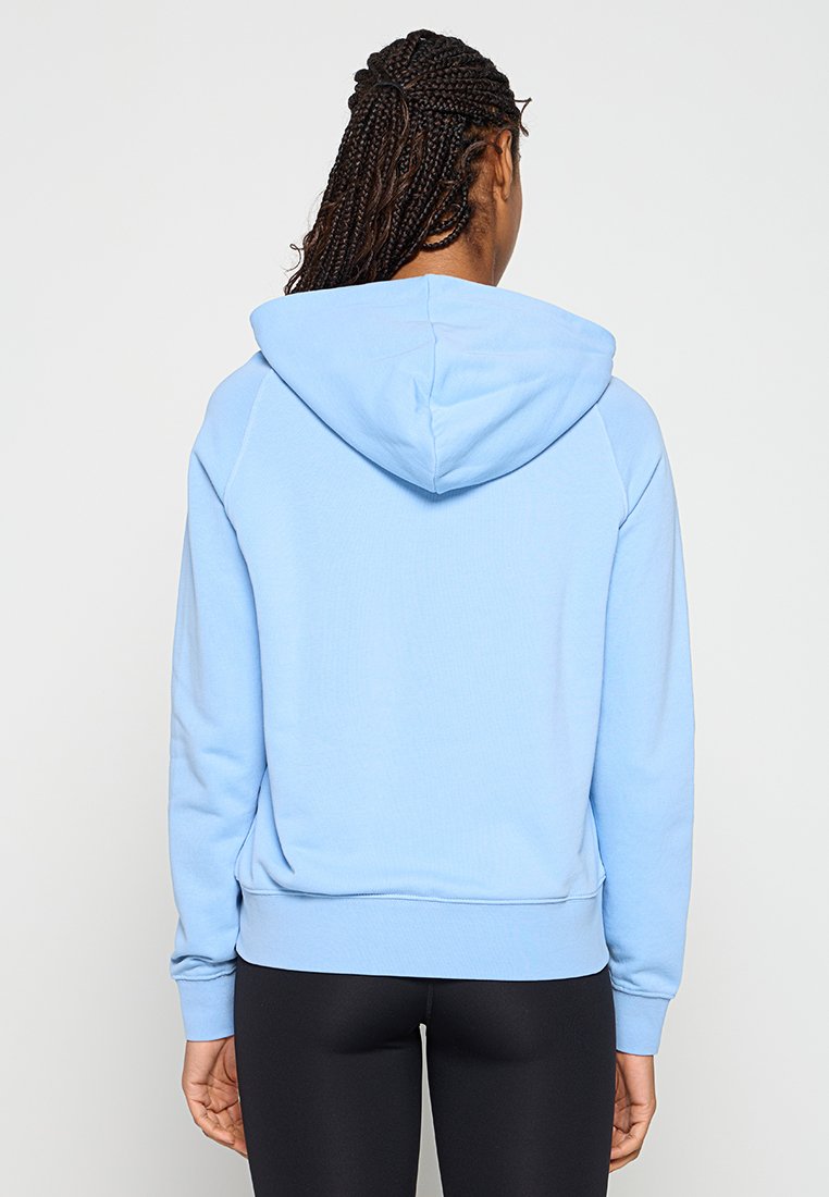 Jasnoniebieska bluza z kapturem wykonana z miękkiej mieszanki bawełny. Posiada luźny krój, ściągacze przy mankietach i u dołu oraz kieszeń kangurkę.
