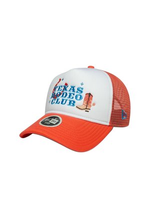 Casquette de camionneur avec un devant blanc, des côtés en maille orange et une visière courbée. Présente "Texas Rodeo Club" et un graphique de botte de cowboy.