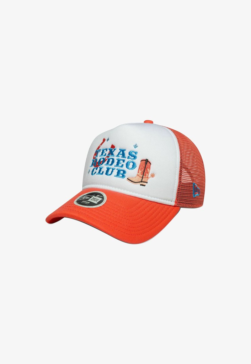 Casquette de camionneur avec un devant blanc, des côtés en maille orange et une visière courbée. Présente "Texas Rodeo Club" et un graphique de botte de cowboy.
