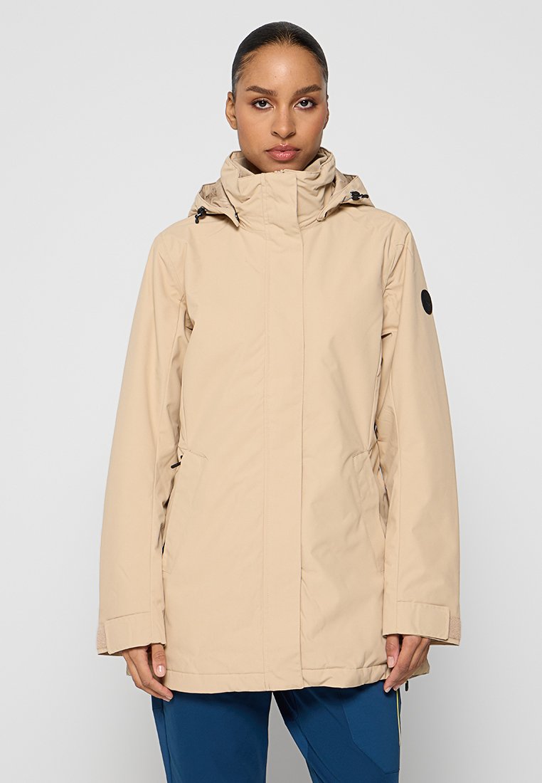 Beige Außensjacke mit hohem Kragen, verstellbare Kapuze, Frontreißverschluss, zwei seitlichen Taschen und einem schwarzen runden Akzent am Ärmel.