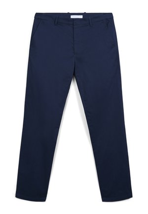 Marineblaue Slim-Fit-Hosen mit vorderen Taschen, Gürtelschlaufen und einem verdeckten Reißverschluss, flach auf einem weißen Hintergrund ausgelegt.