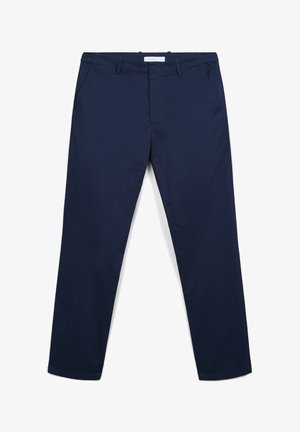 Marineblaue Slim-Fit-Hosen mit vorderen Taschen, Gürtelschlaufen und einem verdeckten Reißverschluss, flach auf einem weißen Hintergrund ausgelegt.