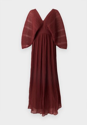 Vestido largo burdeos con escote en V, cuerpo plisado y mangas extragrandes, confeccionado con tela ligera y transparente con un diseño fluido.