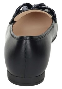 Schwarze Leder-Ballerina mit runder Zehenpartie und glänzendem dekorativen Schlaufen hinten. Glatte Textur, niedriger Absatz und gestickte Kanten.