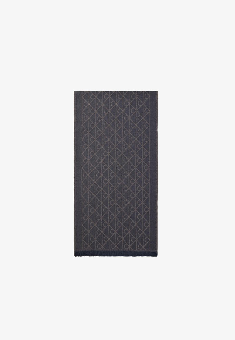 Écharpe rectangulaire gris foncé avec un motif diagonal répétitif de lettres entrelacées et des bords frangés sur fond blanc.