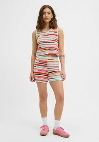 Conjunto de dos piezas de punto que incluye un top corto sin mangas y pantalones cortos, en rayas multicolores de rosa, verde menta y naranja.