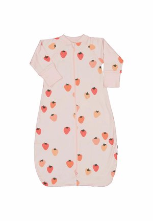 Lyserød baby sovepose med lange ærmer og røde og orange jordbærprint over det hele, med lynlåslukning foran.