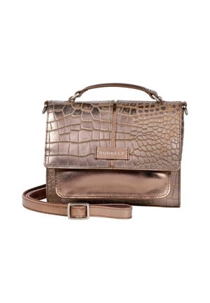 Bolso marrón metálico con textura, asa superior, solapa frontal, correa de hombro ajustable y etiqueta "Burkely" en el frente.
