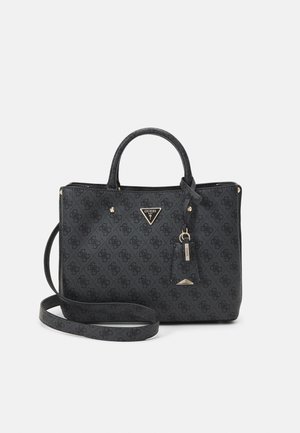 Sac à main noir Guess avec motif monogramme, poignées supérieures, bandoulière longue amovible et plaque logo triangulaire à l'avant.