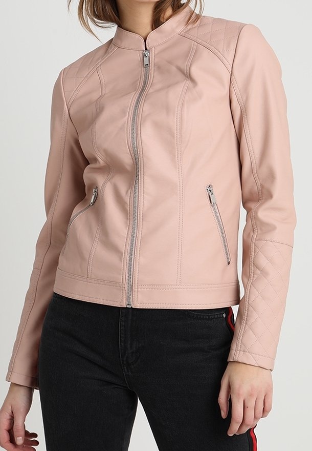 Giubbotto di pelle rosa chiaro con accenti trapuntati sulle spalle, vestibilità slim, colletto alto e zip argentate sulle tasche laterali.