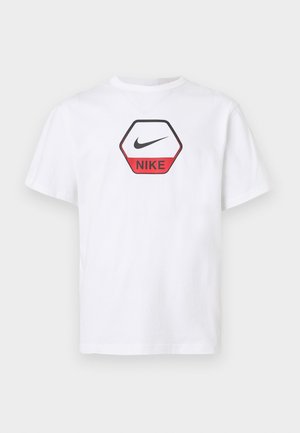 Tricou scurt cu mâneci albe Nike, cu un logo hexagonal roșu și negru care include simbolul swoosh Nike și numele brandului pe piept.