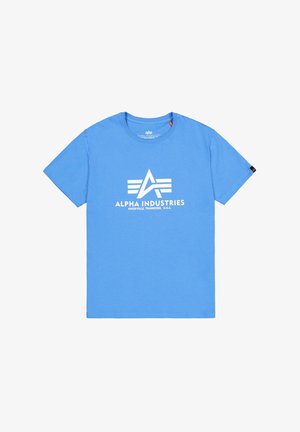 Niebieska bawełniana koszulka z okrągłym dekoltem, krótkimi rękawami i białym logo "Alpha Industries" z stylizowanymi elementami graficznymi.