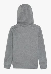 Grå hoodie i mjuk bomullsblandning, har en enkel design, långa ärmar och detaljerad sömnad längs sömmarna.