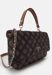 Czarna torebka pikowana z brązowymi logo, z łańcuszkowym paskiem oraz wzorzystym uchwytem na ramię. Metalowa plakietka z logo z przodu.