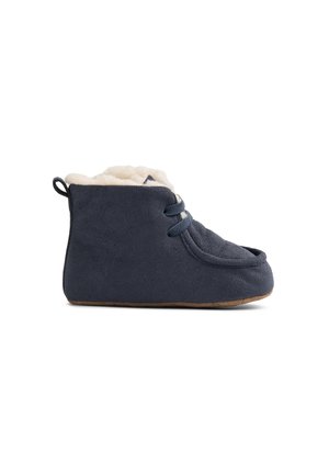 Dunkelblauer Baby-Schuh mit weißem Fleecefutter, Schnürung vorne und einer Schlaufe an der Ferse, seitlich vor weißem Hintergrund gesehen.